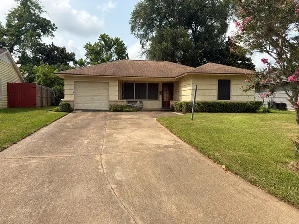 311 Wisteria Street, Lake Jackson, TX 77566