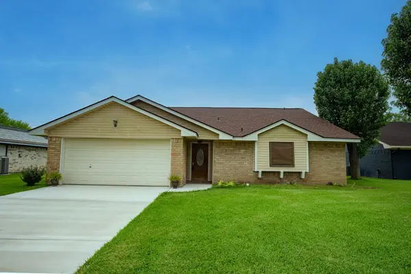 103 Sunflower Street, Lake Jackson, TX 77566