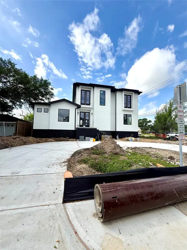 5009 Holt Street, Bellaire, TX 77401