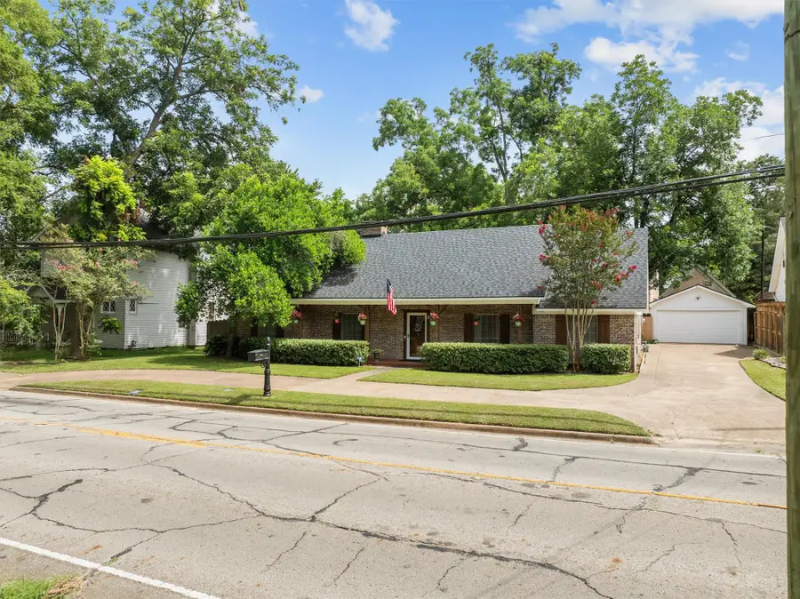 907 E Houston Avenue, Crockett, TX 75835 - Image #2