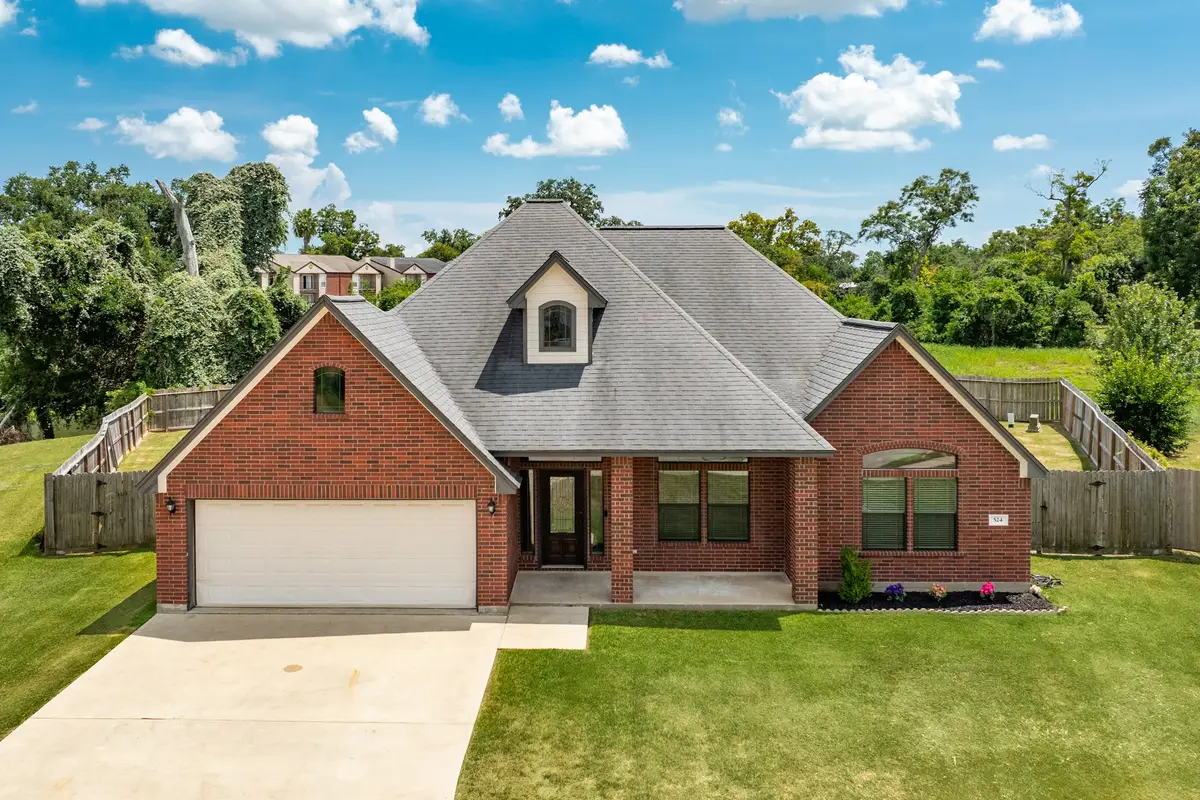 524 Lexington Avenue, Clute, TX 77531 - Image #1