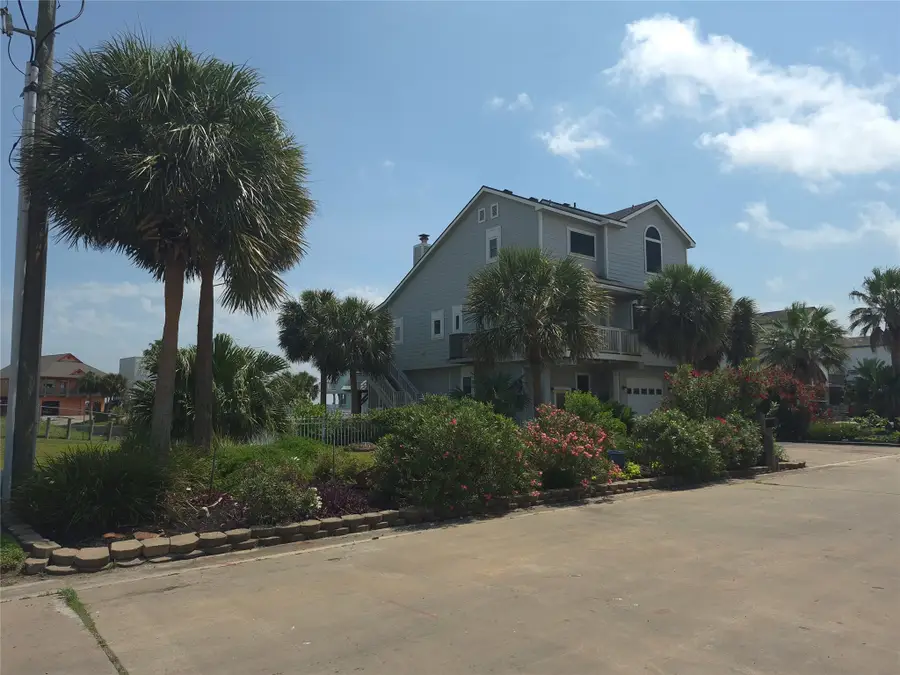 111 Kona Drive, Tiki Island, TX 77554 - #2