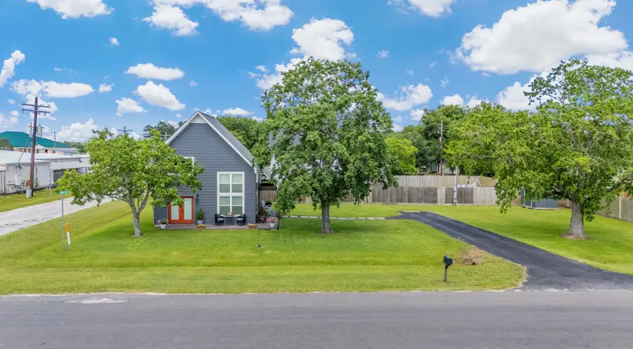 201 Texas Avenue S, Anahuac, TX 77514 - #2