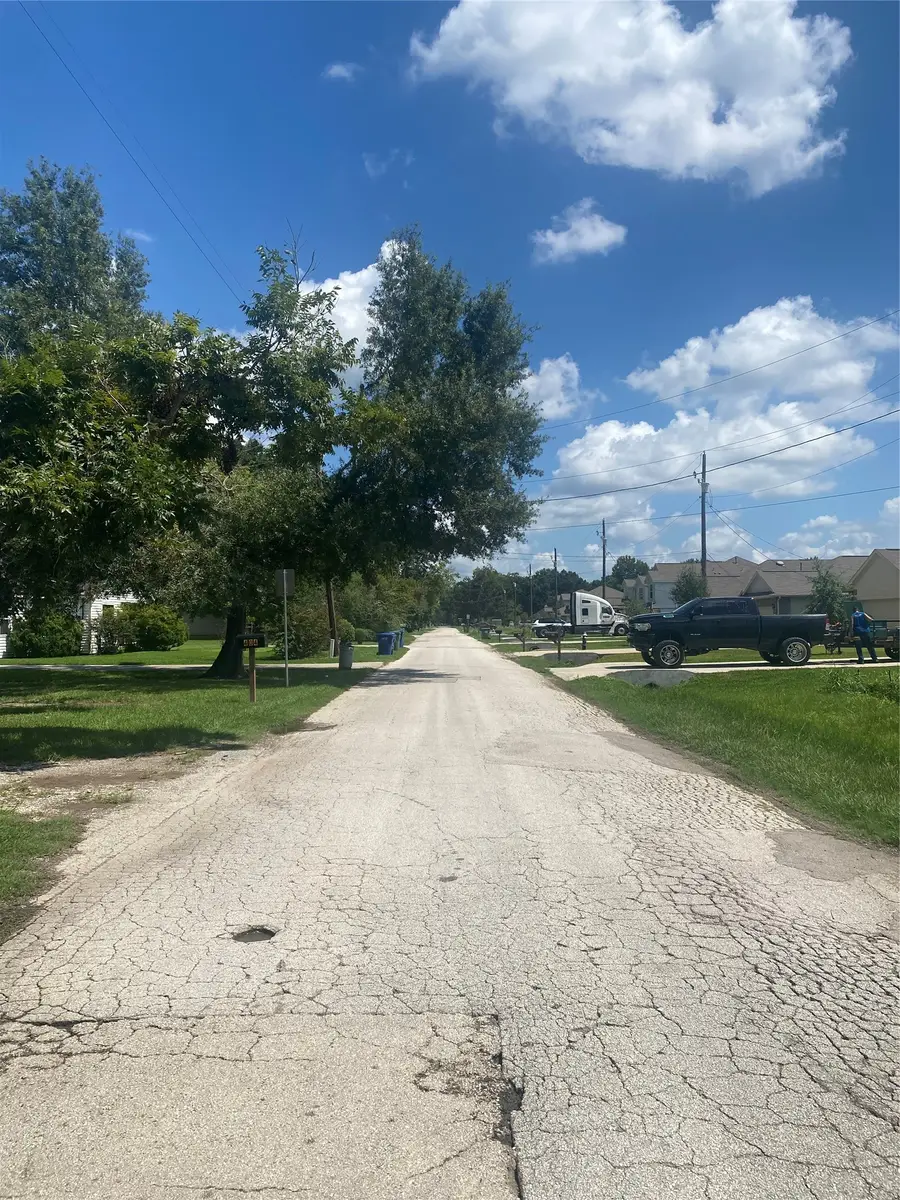 402 E Young Street, Dayton, TX 77535 - #3