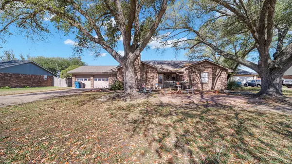 672 Bending Oaks Drive, Bellville, TX 77418
