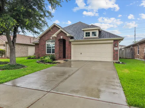 895 Bent Sail Lane, League City, TX 77573