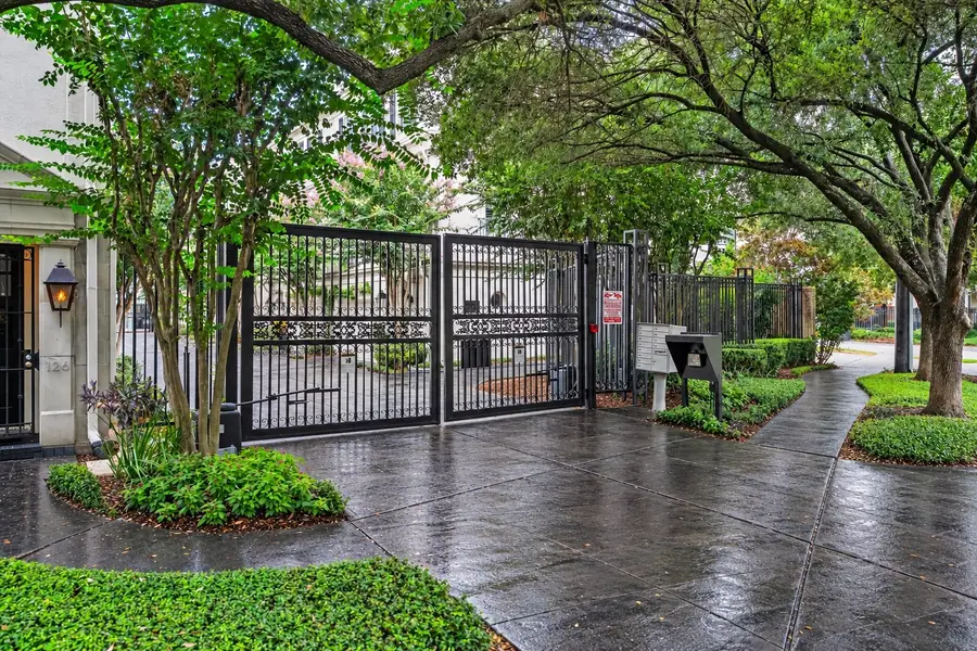 118 Oak Place Drive, Houston, TX 77006 - #2