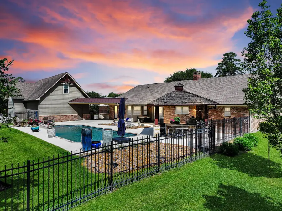 3125 W Park Avenue, Pinehurst, TX 77630 - #2