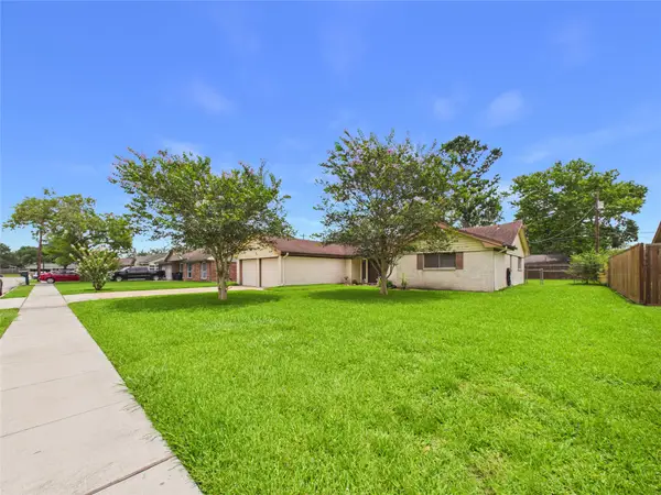 1909 Tracy Lynn Lane, Alvin, TX 77511
