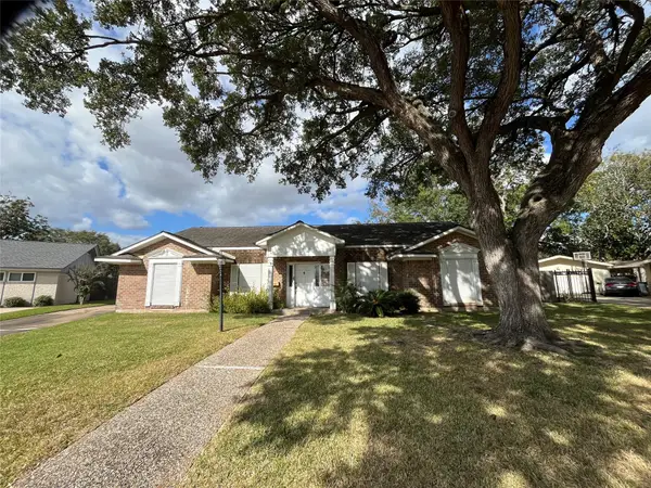 18203 Carriage Lane, Nassau Bay, TX 77058