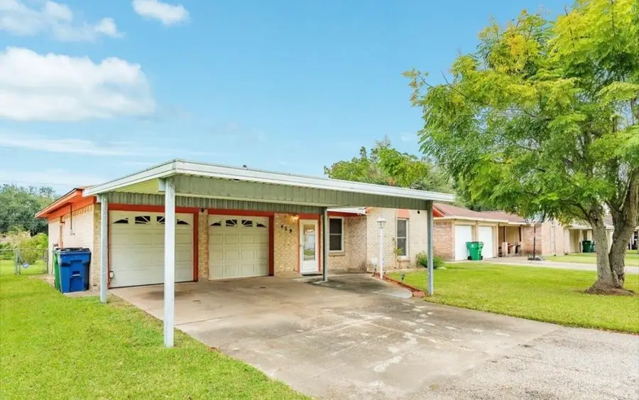 429 E Kiber Street, Angleton, TX 77515 - #2