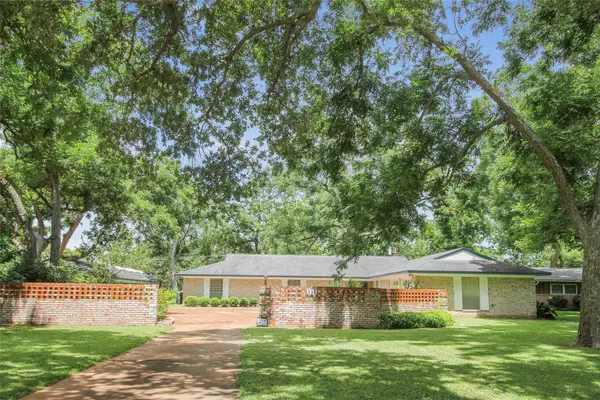 536 Oak Drive, Lake Jackson, TX 77566