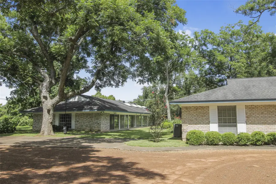 536 Oak Drive, Lake Jackson, TX 77566 - #3