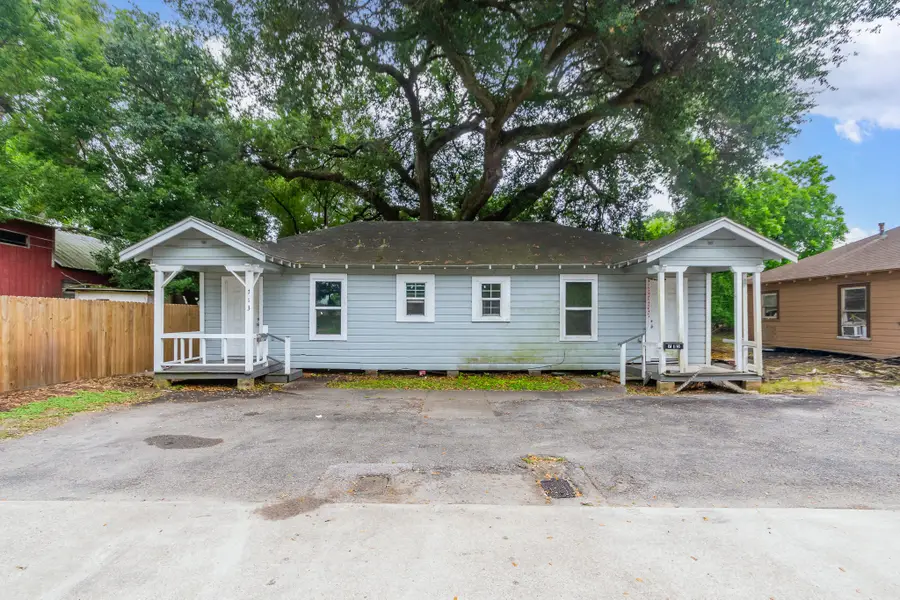 713 W Willis Street, Alvin, TX 77511 - #2