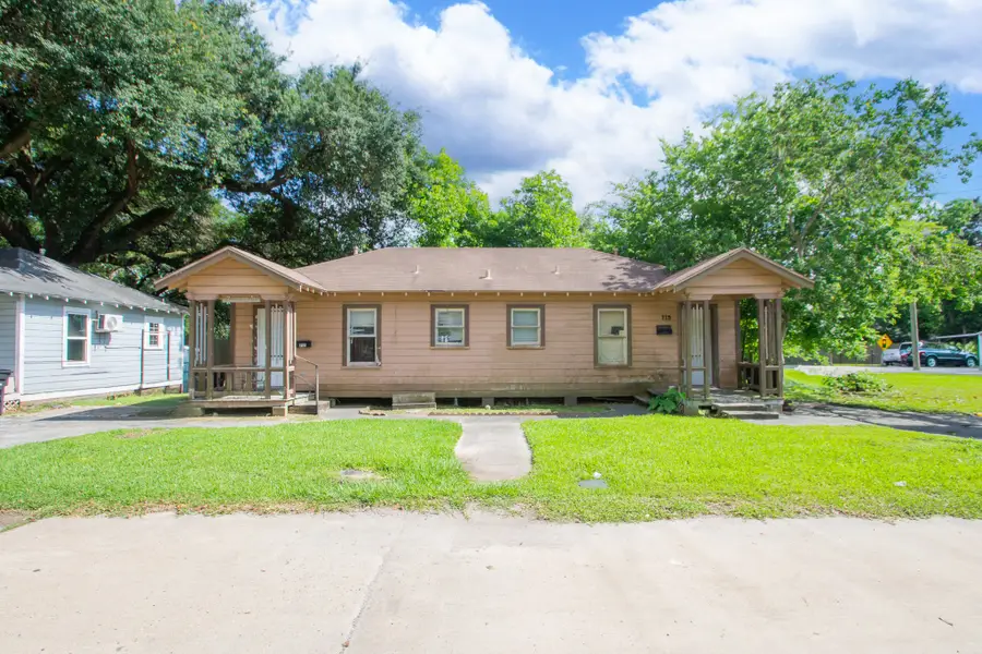 713 W Willis Street, Alvin, TX 77511 - #3
