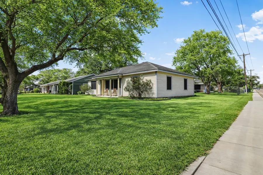 1117 Southampton Street, Angleton, TX 77515 - Image #3