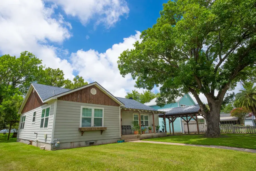 107 Duson Avenue, Palacios, TX 77465 - #3