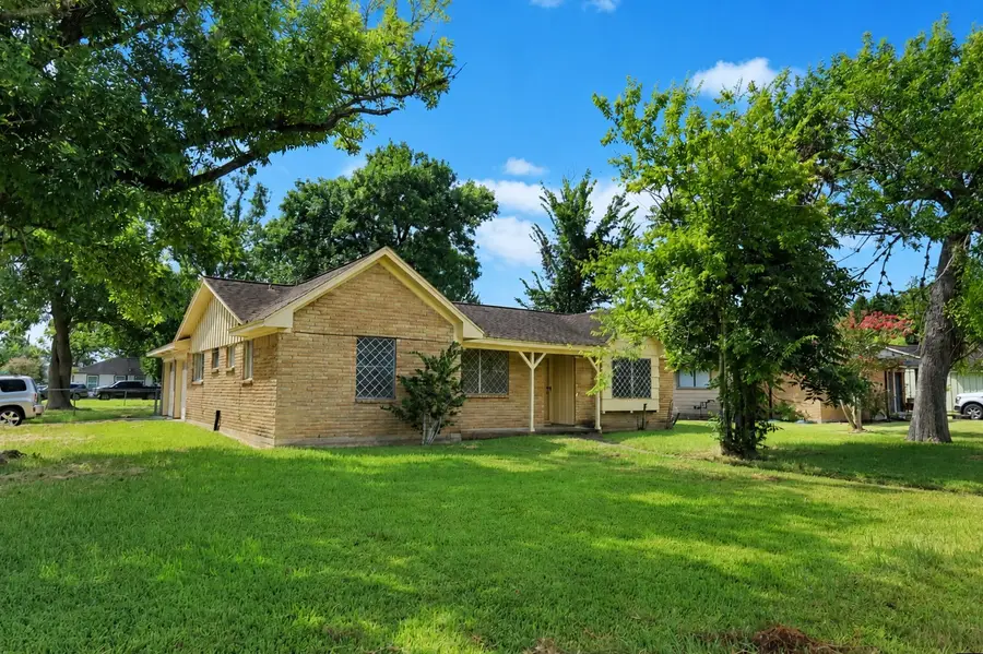 101 Hickory Street, Lake Jackson, TX 77566 - #2