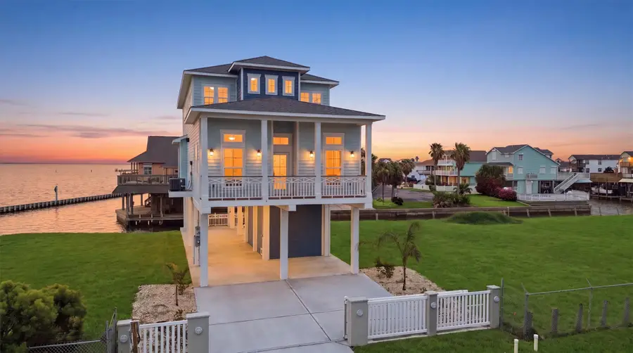 107 Gulf Drive, Tiki Island, TX 77554 - #2