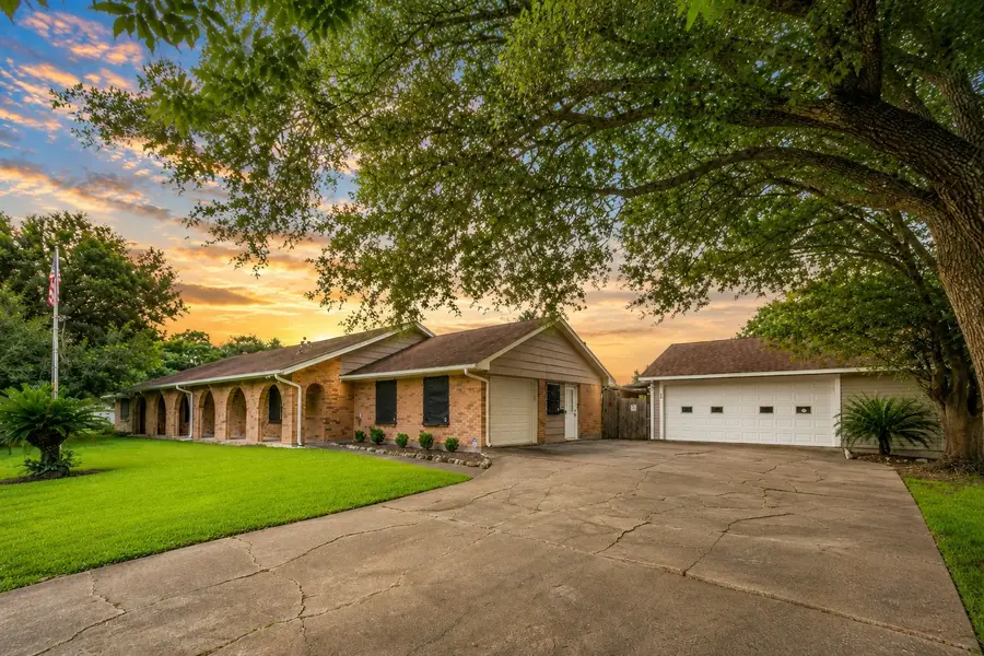 327 Maple Drive, Hitchcock, TX 77563 - #2