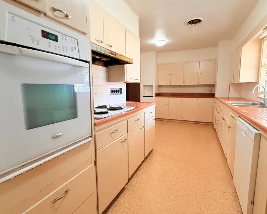 911 Roberts Street, El Campo, TX 77437 - #3