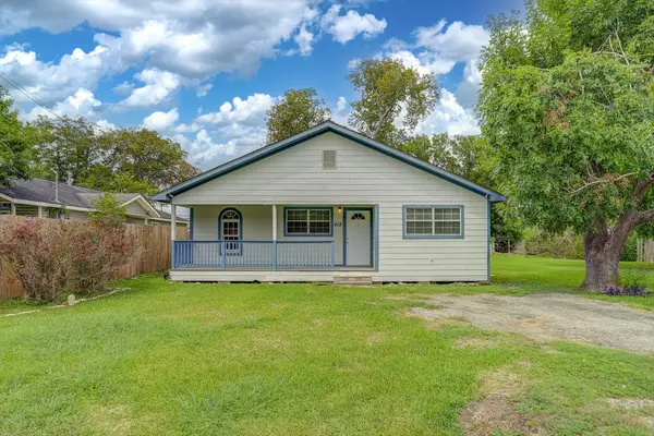612 Harvey Street, Clute, TX 77531