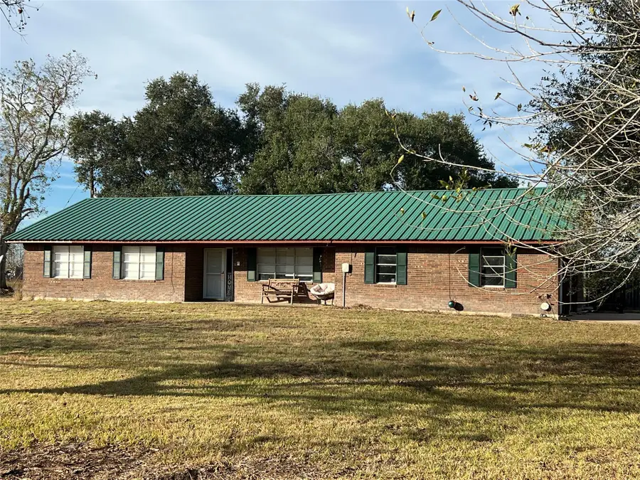 204 Meadowview Drive, El Campo, TX 77437 - Image #2