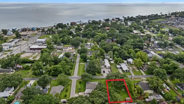 4714 1st Street, Bacliff, TX 77518