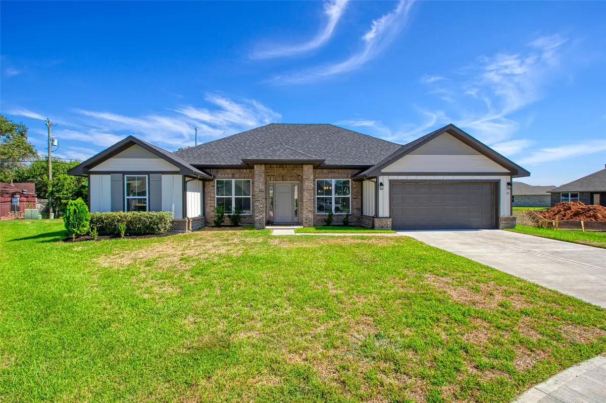 10 Gemstone Court, Angleton, TX 77515 - #1