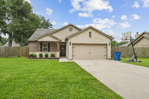227 Forest Park Drive, West Columbia, TX 77486