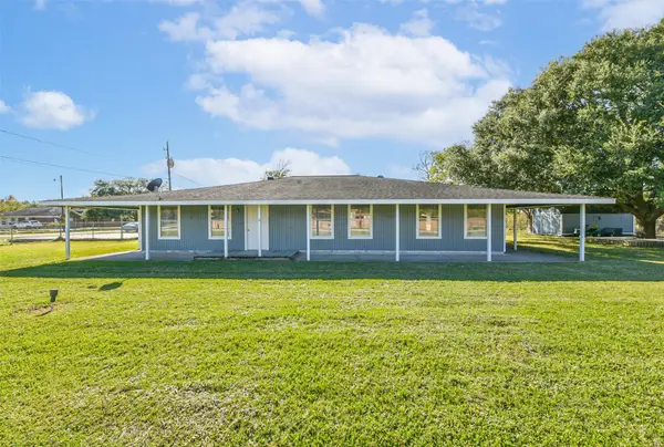 5511 Carriage Trails Drive, Mont Belvieu, TX 77523