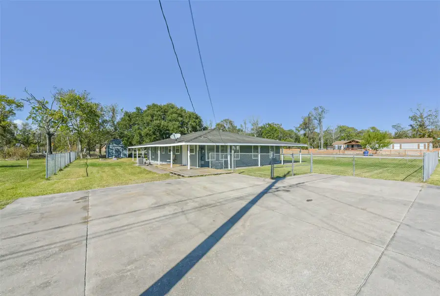 5511 Carriage Trails Drive, Monterey Belvieu, TX 77523 - Image #2