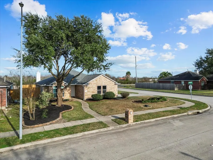 4835 Chase More Drive, Bacliff, TX 77518 - Image #3