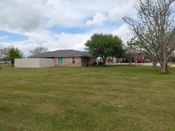 3831 County Road 211, Danbury, TX 77534