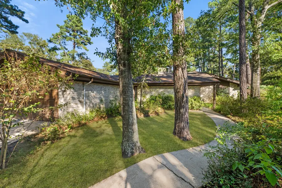 207 Wroxton Drive, Conroe, TX 77304 - Image #2