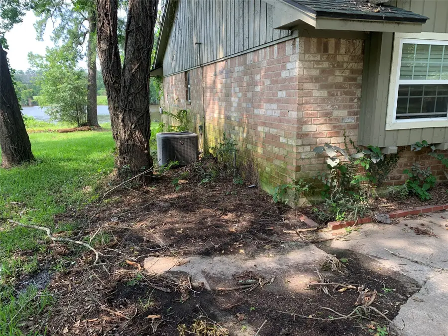 413 Brook Hollow Drive, Conroe, TX 77385 - Image #2