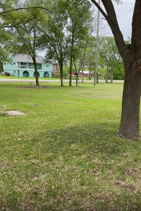 2702 Lake Road, La Marque, TX 77568