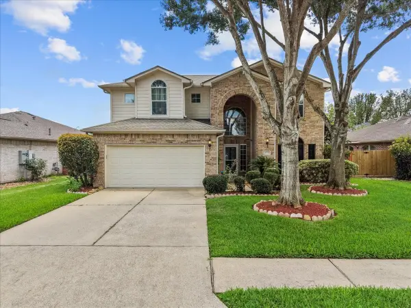 10004 Dawn Brook Drive, Pearland, TX 77584