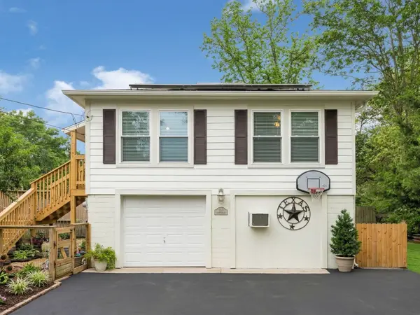 1008 E Houston Street, Highlands, TX 77562