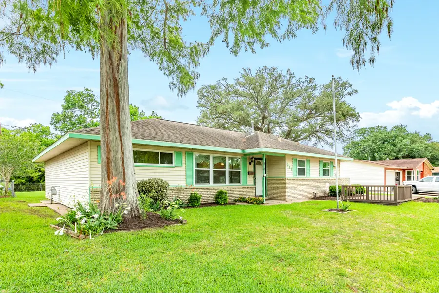 311 Carnation Street, Lake Jackson, TX 77566 - #2