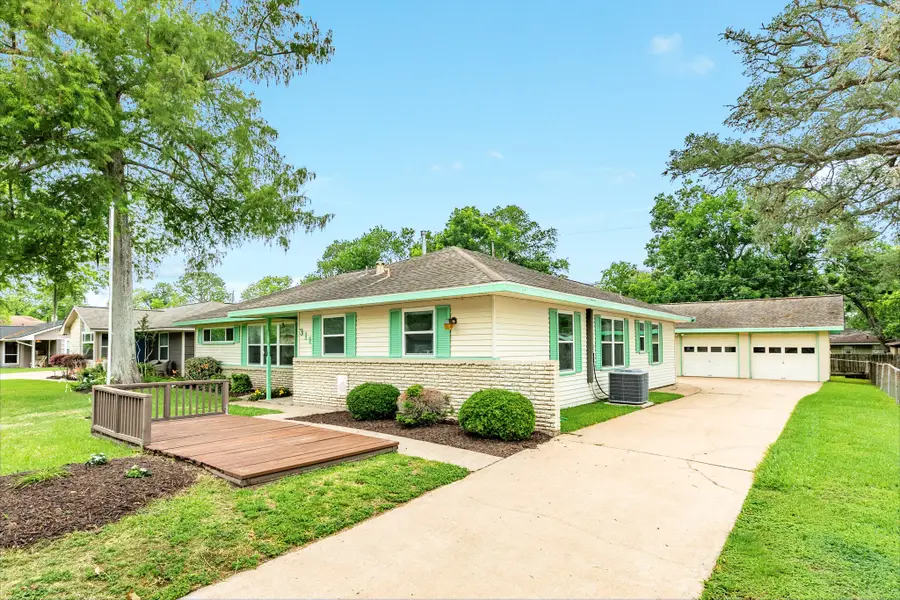 311 Carnation Street, Lake Jackson, TX 77566 - #3