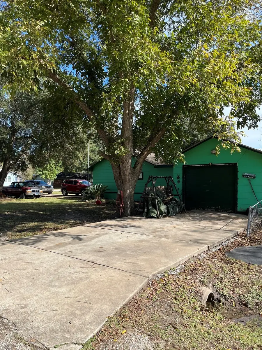 329 N Live Oak St Street N, Blessing, TX 77419 - Image #2