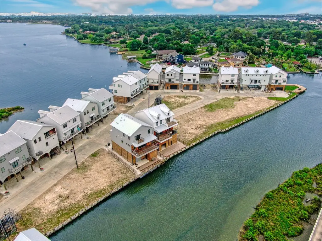 22 Cmdr Runco Lane, Taylor Lake Village, TX 77586 - #1