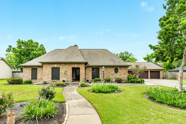 114 Strawberry Drive, Lake Jackson, TX 77566