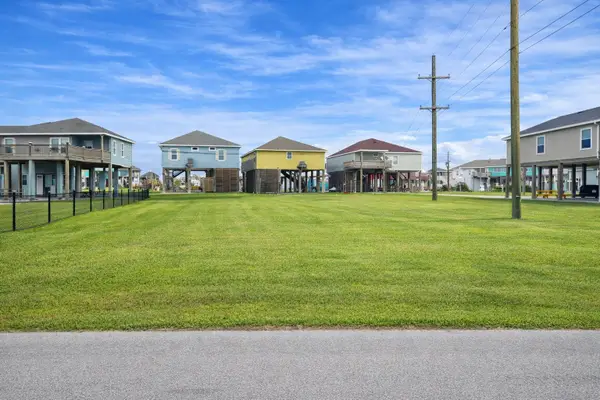 858 Palmetto Drive, Crystal Beach, TX 77650