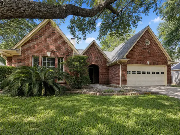 1105 E Adoue Street, Alvin, TX 77511