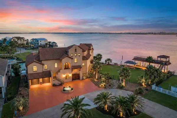 506 Sunset Circle, Tiki Island, TX 77554