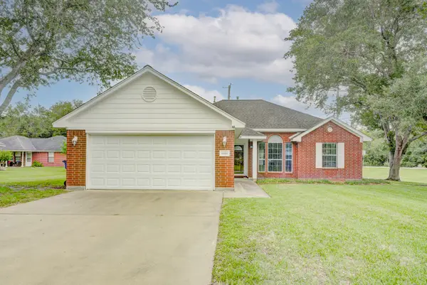 1140 Thomas Drive, Angleton, TX 77515
