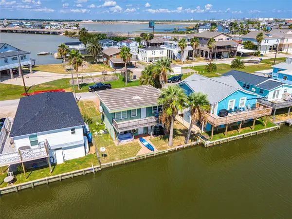 40 Lakeside Drive, Hitchcock, TX 77563