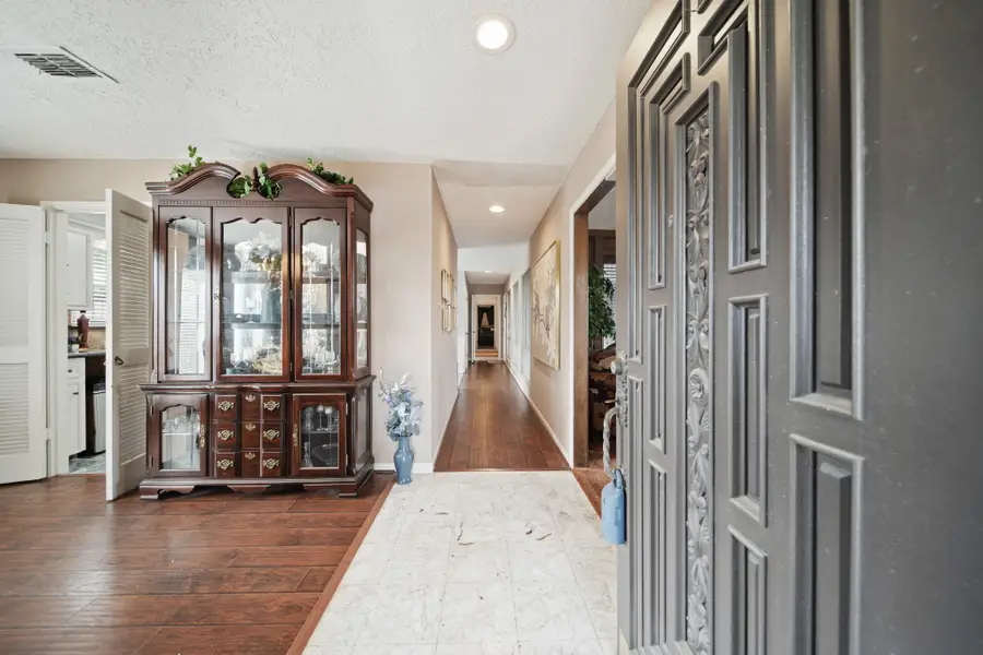 10706 Braes Bayou Drive, Houston, TX 77071 - Image #2